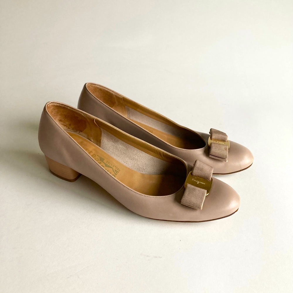 Salvadore Ferrogamo Dust Pink Leather Logo Bow Heels Size 7